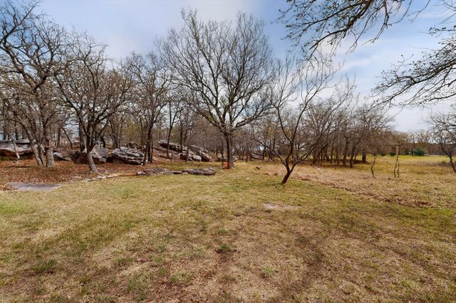 185 Silver Lakes Drive, Sunset, TX 76270