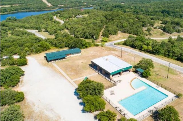 185 Silver Lakes Drive, Sunset, TX 76270