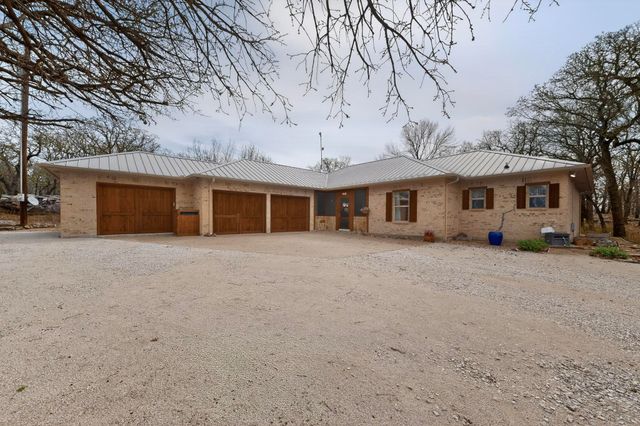 185 Silver Lakes Drive, Sunset, TX 76270