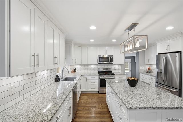 373 Hillcrest Avenue, Grosse Pointe Farms, MI 48236