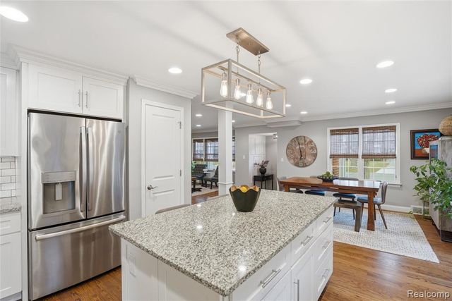 373 Hillcrest Avenue, Grosse Pointe Farms, MI 48236