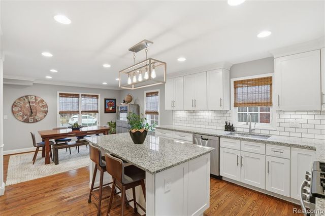 373 Hillcrest Avenue, Grosse Pointe Farms, MI 48236