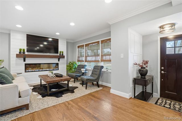 373 Hillcrest Avenue, Grosse Pointe Farms, MI 48236