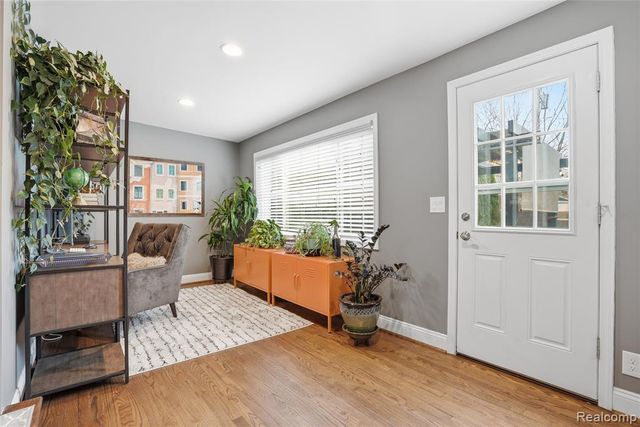 373 Hillcrest Avenue, Grosse Pointe Farms, MI 48236