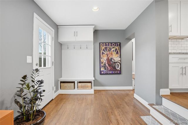 373 Hillcrest Avenue, Grosse Pointe Farms, MI 48236