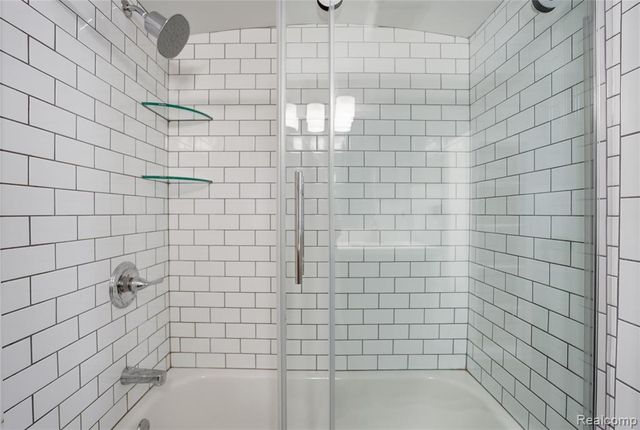 373 Hillcrest Avenue, Grosse Pointe Farms, MI 48236