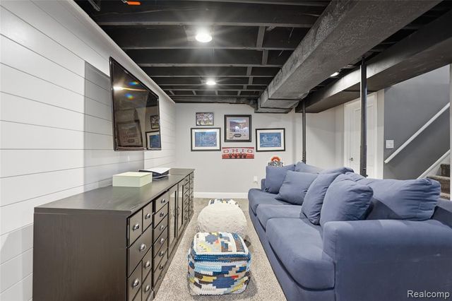 373 Hillcrest Avenue, Grosse Pointe Farms, MI 48236