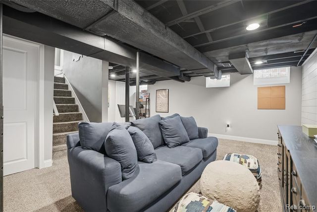 373 Hillcrest Avenue, Grosse Pointe Farms, MI 48236