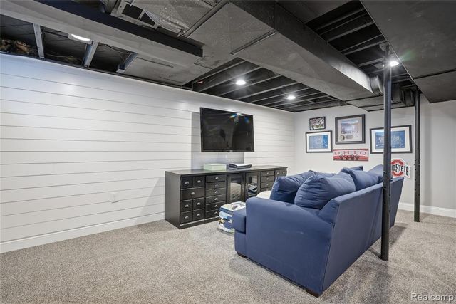 373 Hillcrest Avenue, Grosse Pointe Farms, MI 48236