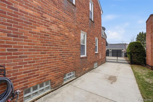 373 Hillcrest Avenue, Grosse Pointe Farms, MI 48236