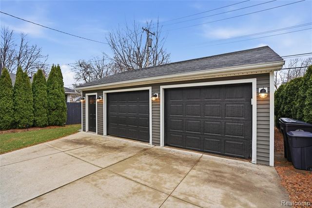 373 Hillcrest Avenue, Grosse Pointe Farms, MI 48236