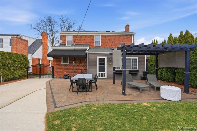 373 Hillcrest Avenue, Grosse Pointe Farms, MI 48236