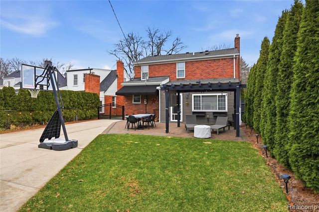 373 Hillcrest Avenue, Grosse Pointe Farms, MI 48236