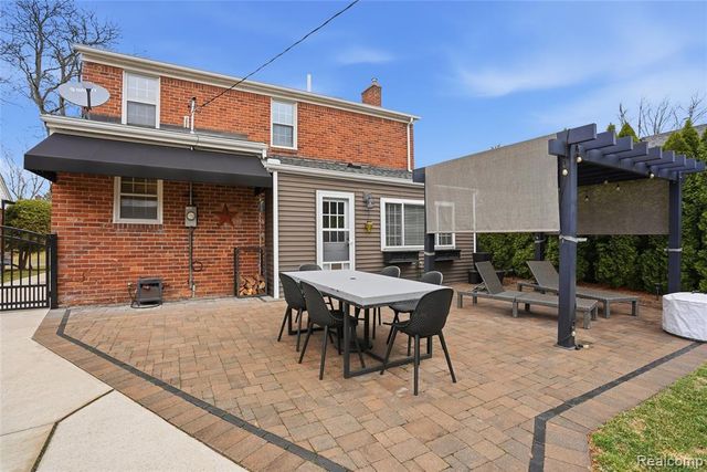 373 Hillcrest Avenue, Grosse Pointe Farms, MI 48236