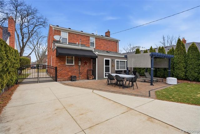 373 Hillcrest Avenue, Grosse Pointe Farms, MI 48236