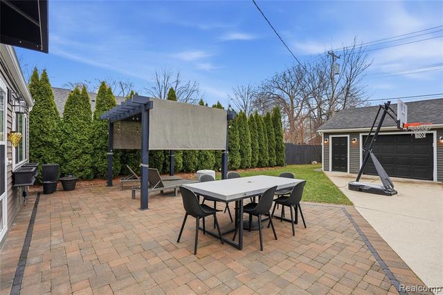 373 Hillcrest Avenue, Grosse Pointe Farms, MI 48236