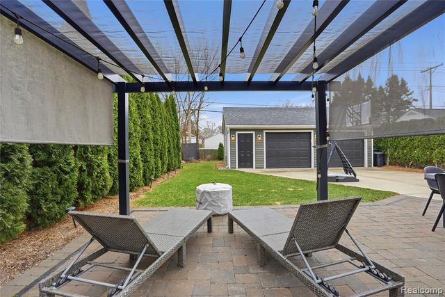 373 Hillcrest Avenue, Grosse Pointe Farms, MI 48236