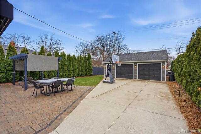 373 Hillcrest Avenue, Grosse Pointe Farms, MI 48236