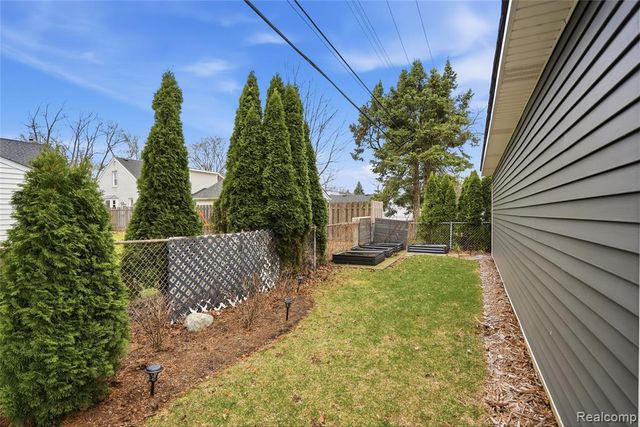 373 Hillcrest Avenue, Grosse Pointe Farms, MI 48236