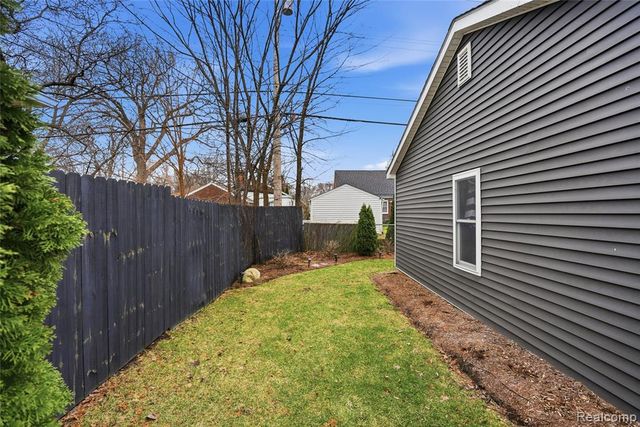 373 Hillcrest Avenue, Grosse Pointe Farms, MI 48236