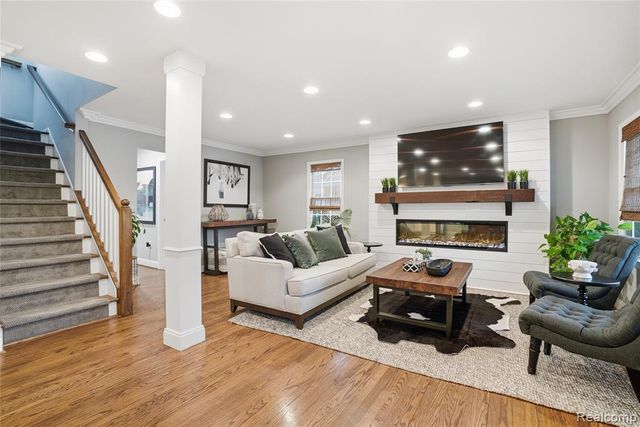 373 Hillcrest Avenue, Grosse Pointe Farms, MI 48236