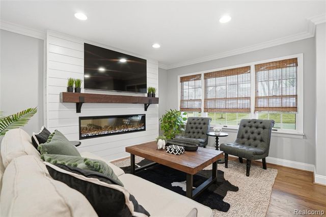 373 Hillcrest Avenue, Grosse Pointe Farms, MI 48236