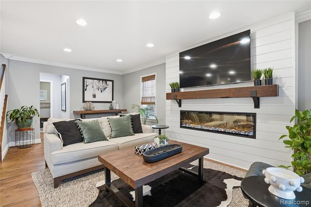 373 Hillcrest Avenue, Grosse Pointe Farms, MI 48236