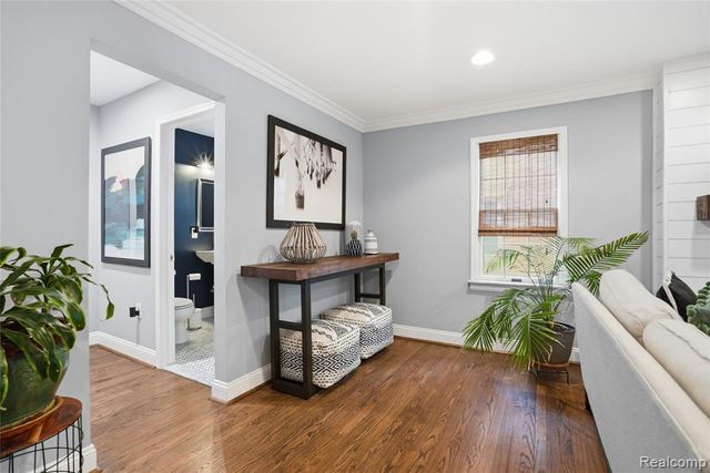 373 Hillcrest Avenue, Grosse Pointe Farms, MI 48236