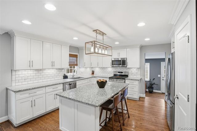 373 Hillcrest Avenue, Grosse Pointe Farms, MI 48236