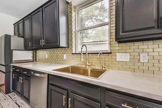 2707 Sailors Moon Drive, Friendswood, TX 77546