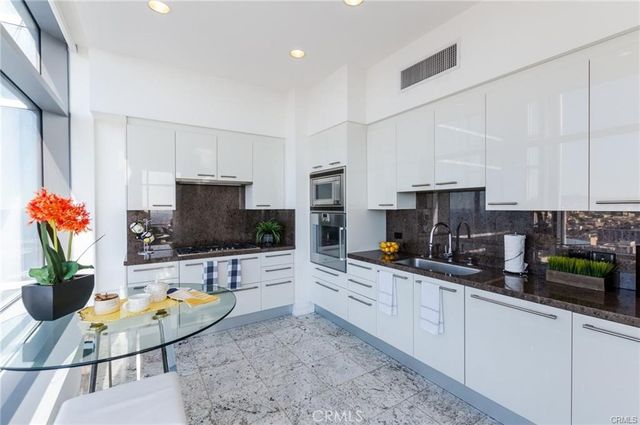 900 W Olympic Boulevard 36B, Los Angeles, CA 90015