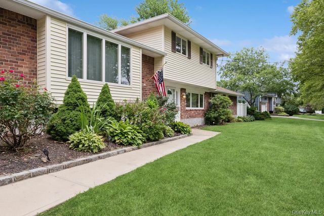 10 Wisteria Way, Commack, NY 11725