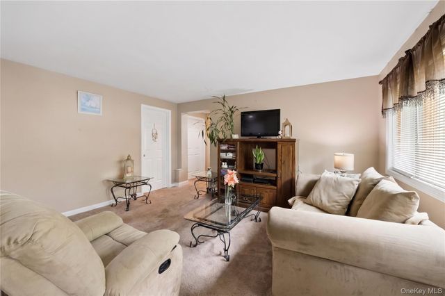 10 Wisteria Way, Commack, NY 11725