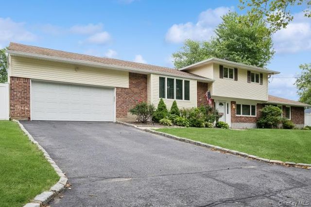 10 Wisteria Way, Commack, NY 11725
