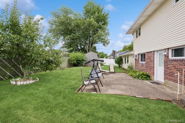 10 Wisteria Way, Commack, NY 11725