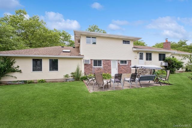 10 Wisteria Way, Commack, NY 11725