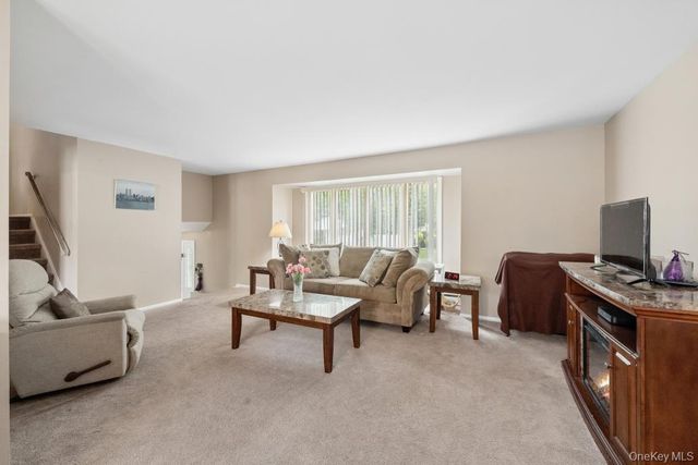 10 Wisteria Way, Commack, NY 11725