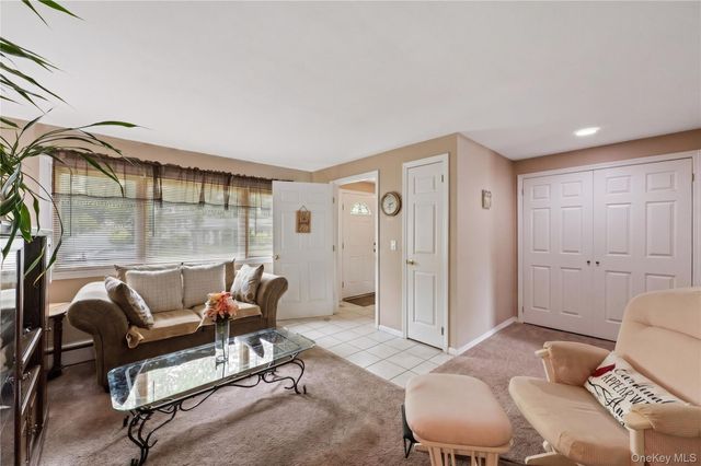 10 Wisteria Way, Commack, NY 11725