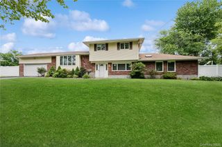 10 Wisteria Way, Commack, NY 11725