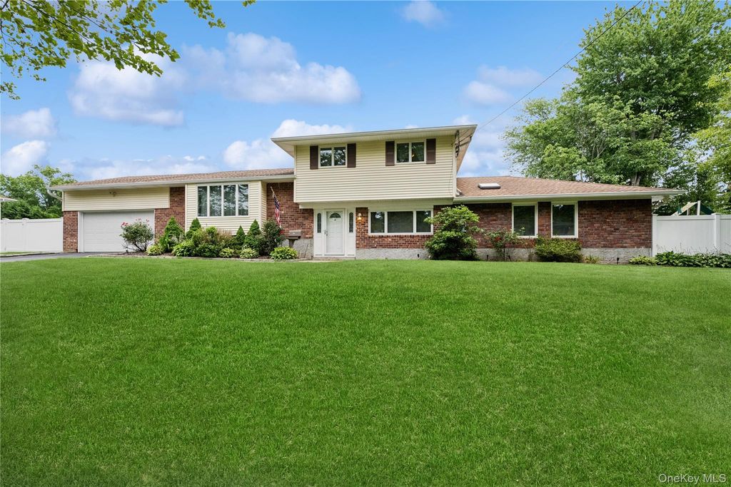 10 Wisteria Way, Commack, NY 11725