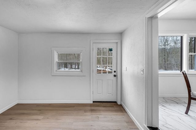 72 Nw Schoolhouse Rd, Dudley, MA 01571
