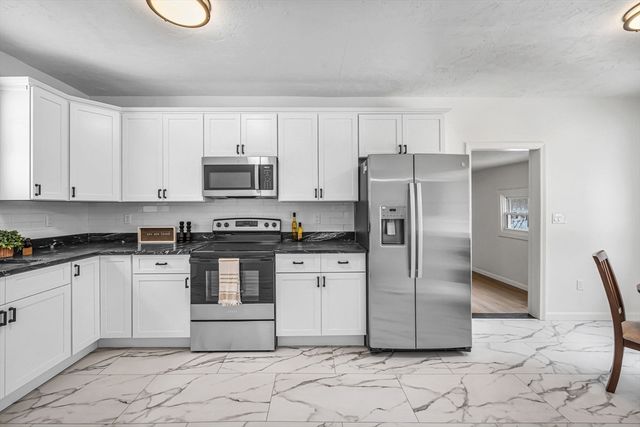 72 Nw Schoolhouse Rd, Dudley, MA 01571