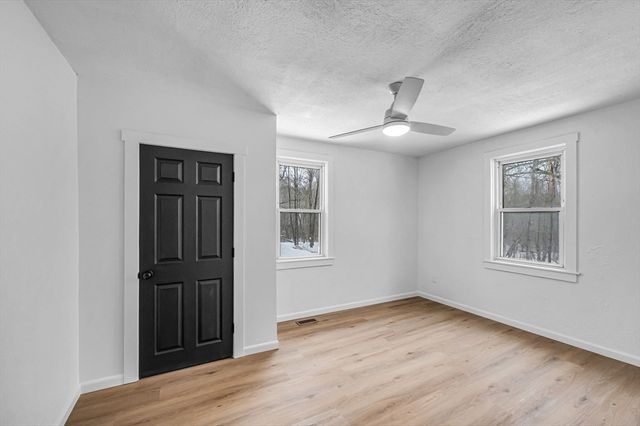 72 Nw Schoolhouse Rd, Dudley, MA 01571
