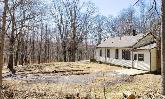 72 Nw Schoolhouse Rd, Dudley, MA 01571