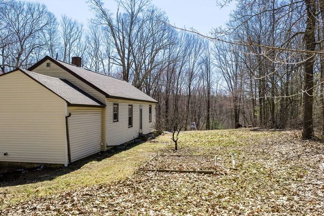 72 Nw Schoolhouse Rd, Dudley, MA 01571