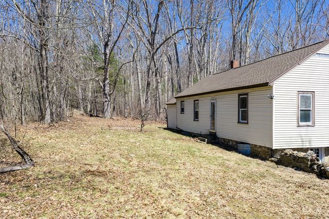 72 Nw Schoolhouse Rd, Dudley, MA 01571