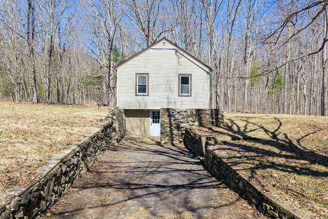 72 Nw Schoolhouse Rd, Dudley, MA 01571