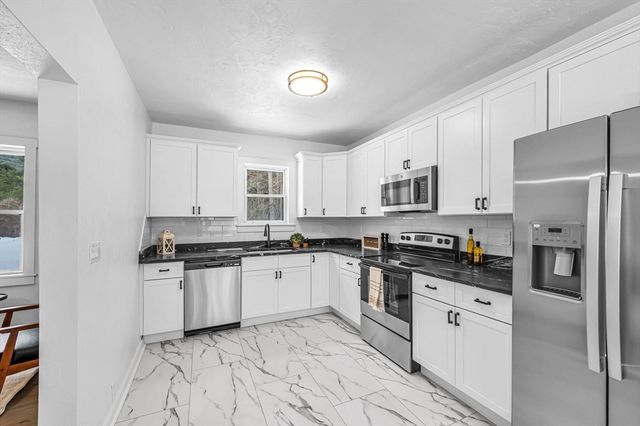 72 Nw Schoolhouse Rd, Dudley, MA 01571