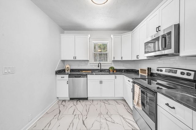 72 Nw Schoolhouse Rd, Dudley, MA 01571