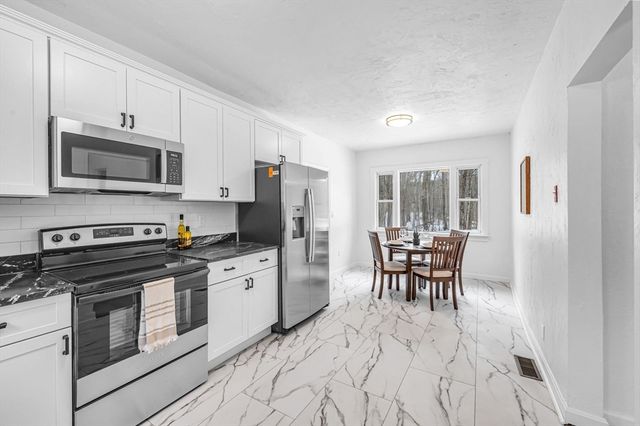 72 Nw Schoolhouse Rd, Dudley, MA 01571